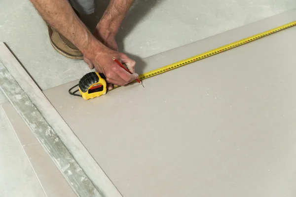 Man measures the drywall — Stock Photo, Image