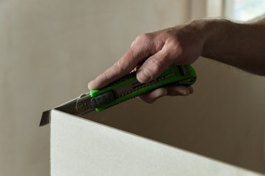 Adam drywall bir parça keser