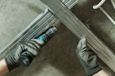 Adam profil metal çerçeve oluşturur