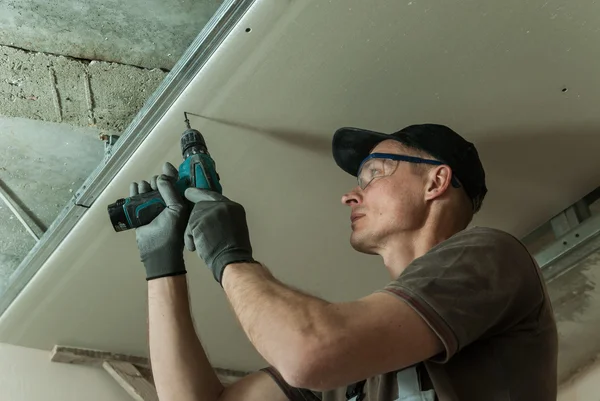 Worker fixes the drywall — Stock Photo, Image