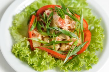 domates, marul, yeşil soğan ve mushroo ile sebze salatası