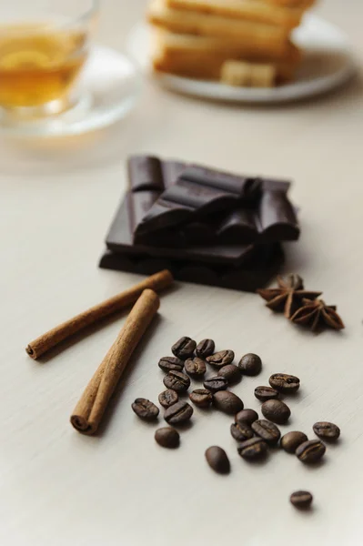 Kaffebönor med kanelstänger och choklad — Stockfoto