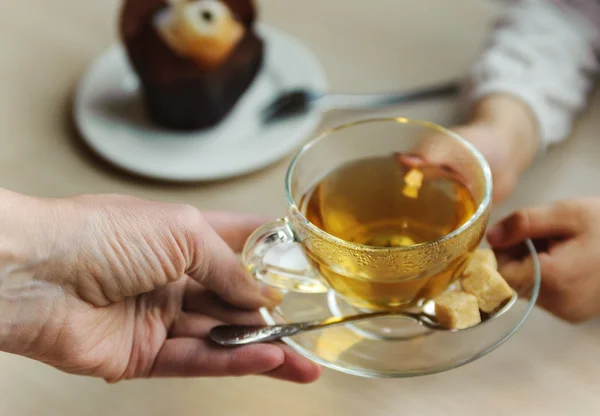 La taza del té en las manos de los niños — Foto de Stock