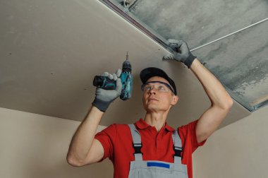 İşçi drywall giderir