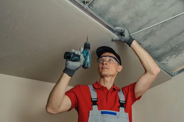 Worker fixes the drywall — Stock Photo, Image