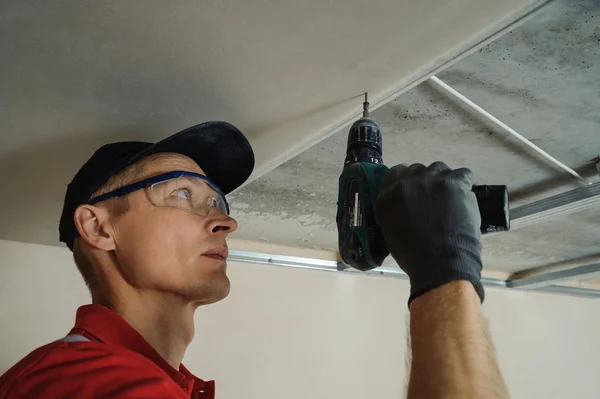 Worker fixes the drywall — Stock Photo, Image