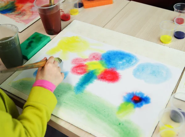 Ребенок рисует . — стоковое фото