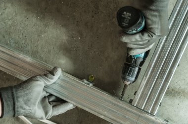 Adam profil metal çerçeve oluşturur