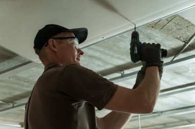 İşçi drywall giderir