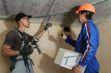 Foreman'ın çalışanlara talimat verir