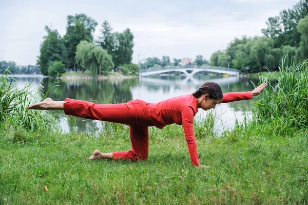 Mooie jonge vrouw uitvoeren van yoga oefeningen — Stockfoto