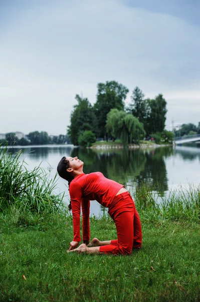Mooie jonge vrouw uitvoeren van yoga oefeningen — Stockfoto