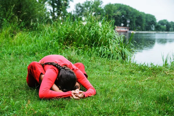 Mulher bonita realizando exercícios de ioga — Fotografia de Stock