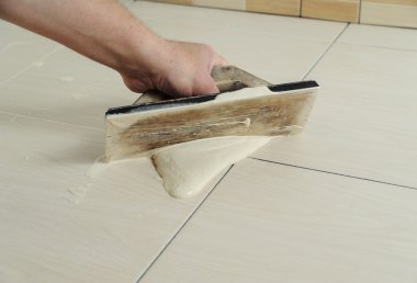 Fayans eklemlerin harç ile doldurmak