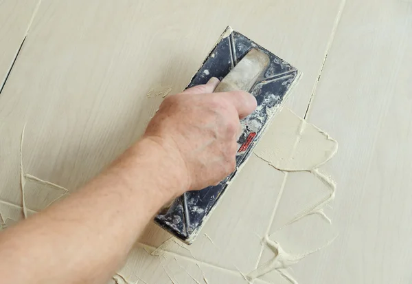 Preencha as juntas de azulejo com argamassa — Fotografia de Stock