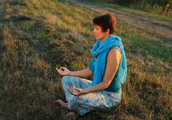 Mediterende vrouw. — Stockfoto