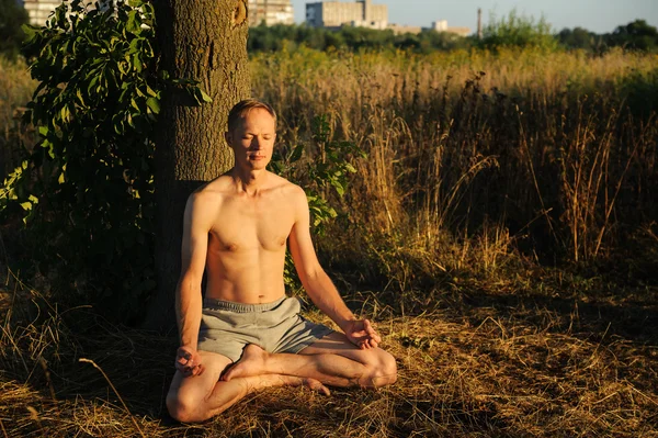 Man mediteren — Stockfoto