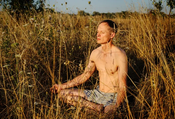 Man meditating — Stock Photo, Image