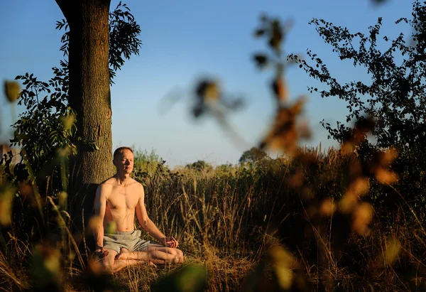 Man meditating — Stock Photo, Image