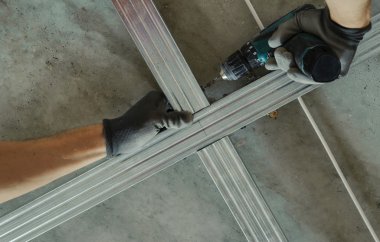 Adam profil metal çerçeve oluşturur