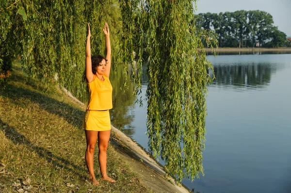 Mooie jonge vrouw uitvoeren van yoga oefeningen — Stockfoto