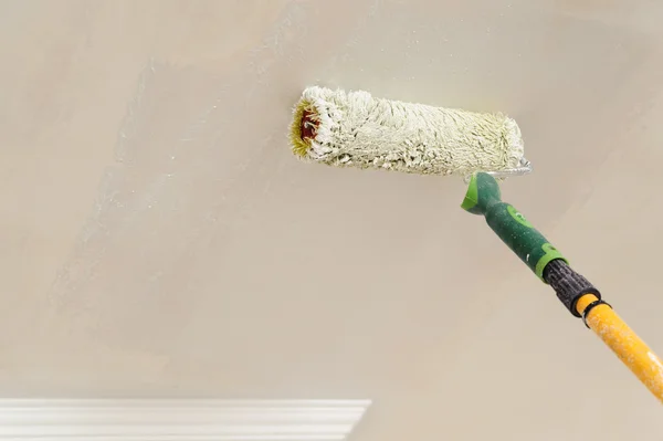 Painting walls and ceilings — Stock Photo, Image