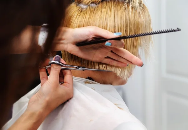 Cabeleireiro corte cabelo loiro — Fotografia de Stock