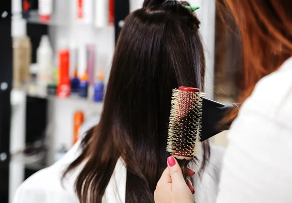 Salon fryzjerski tworzy fryzurę — Zdjęcie stockowe