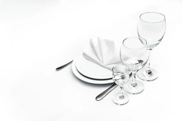 Placera miljö med två rum, tre glas, Servett, knafe och gaffel — Stockfoto