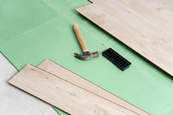 Installing laminate flooring. — Stock Photo, Image