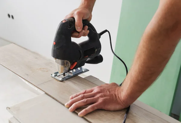 Instalación de suelos laminados . — Foto de Stock