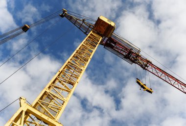 Mavi gökyüzünün arka planında kule vinci
