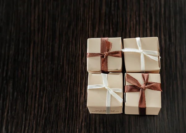 Komposition mit kleinen Geschenkboxen — Stockfoto