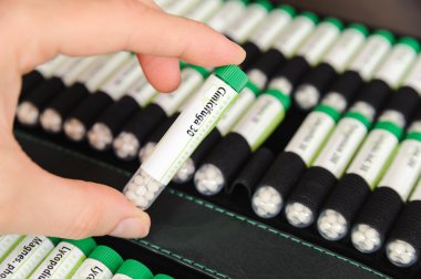 Homeopatik topları ile konteyner.