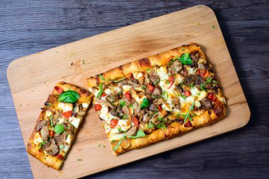 pasta eti, mantar ve otlar