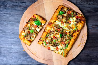 pasta eti, mantar ve otlar