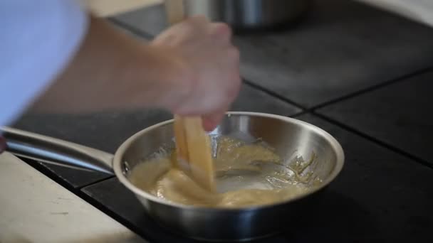 De saus in de pan — Stockvideo