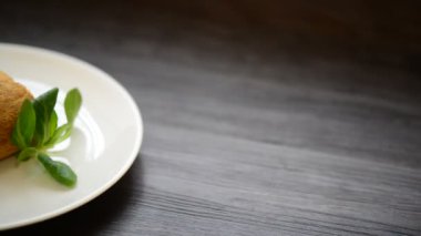 Etli börek ahşap plaka üzerinde