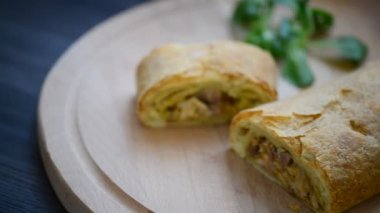 Etli börek ahşap plaka üzerinde