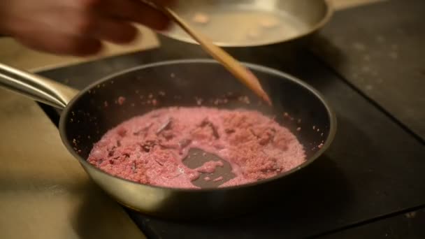 Приготовление свеклы киноа на сковороде — стоковое видео