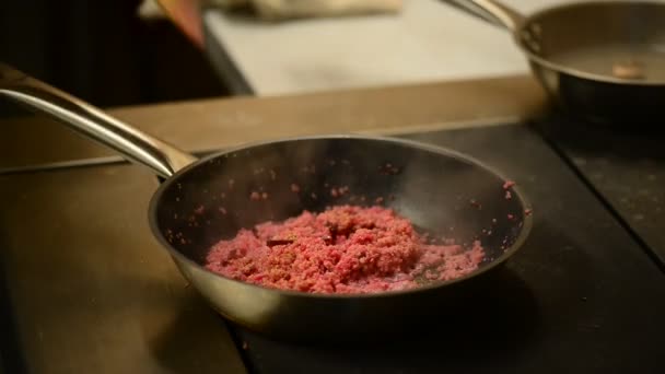 Quinoa de beterraba cozinhar em uma frigideira — Vídeo de Stock