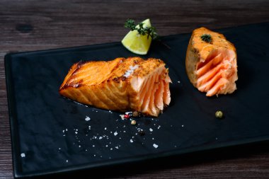 patates ve kireç ile Somon biftek servis