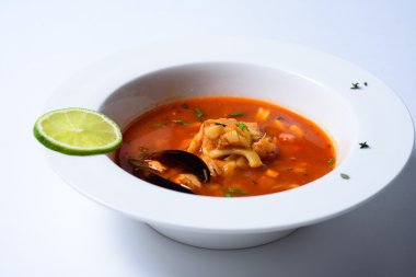 Siyah arka plan üzerine midye ile lezzetli çorba