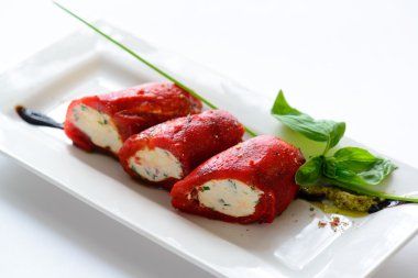 Marine biber, beyaz tabak üzerinde hizmet