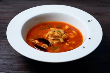 Siyah arka plan üzerine midye ile lezzetli çorba