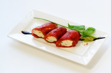 Marine biber, beyaz tabak üzerinde hizmet