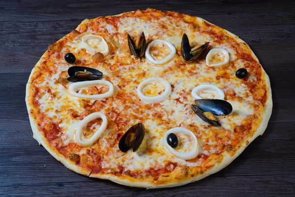 Итальянская пицца из морепродуктов с мидией — стоковое фото
