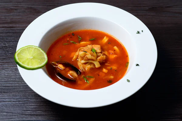 Siyah arka plan üzerine midye ile lezzetli çorba