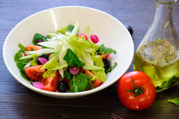 Salade van tomaten en greens — Stockfoto