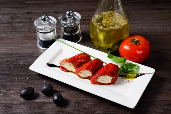 Pimientos marinados, servidos en un plato blanco — Foto de Stock